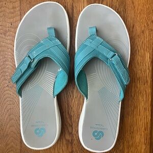 Cloudsteppers by Clark’s size 10 turquoise flip flops